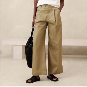 Banana Republic twill khaki pant
Ultra high rise. Full length.
Wide leg.